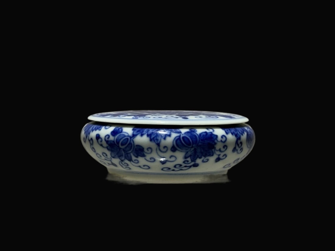 A Exquisite Blue and White Flower and Fruit Pattern Jar: A Exquisite Blue and White Flower and Fruit Pattern Jar,Qing Dynasty, China,Qianlong Six-character Mark,Size:3in 