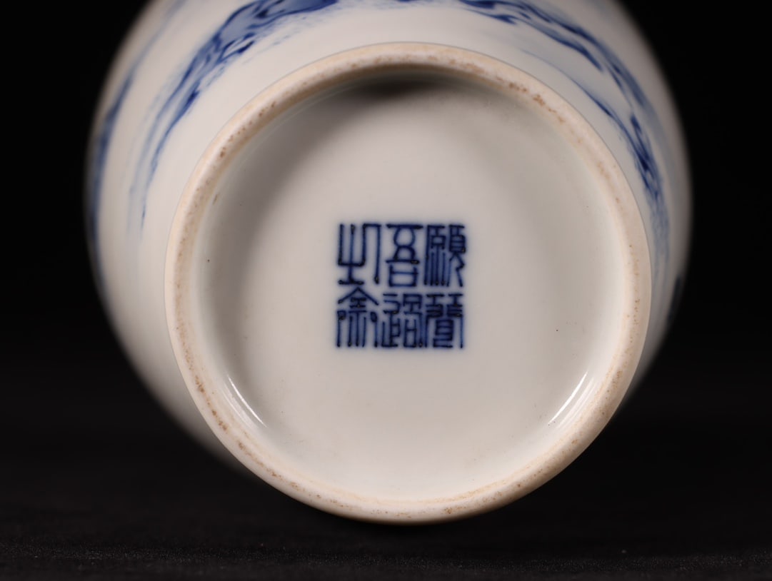 A Exquisite Blue and White Figures Pattern Vase - 8