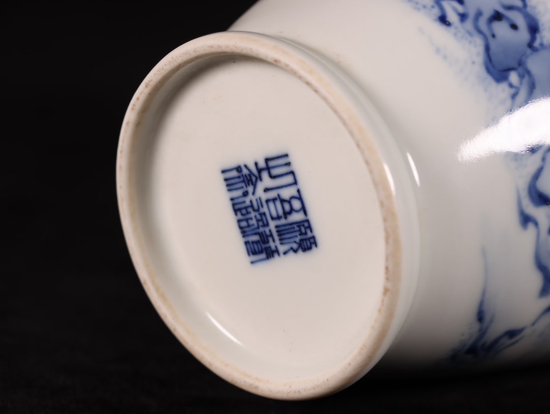 A Exquisite Blue and White Figures Pattern Vase - 9