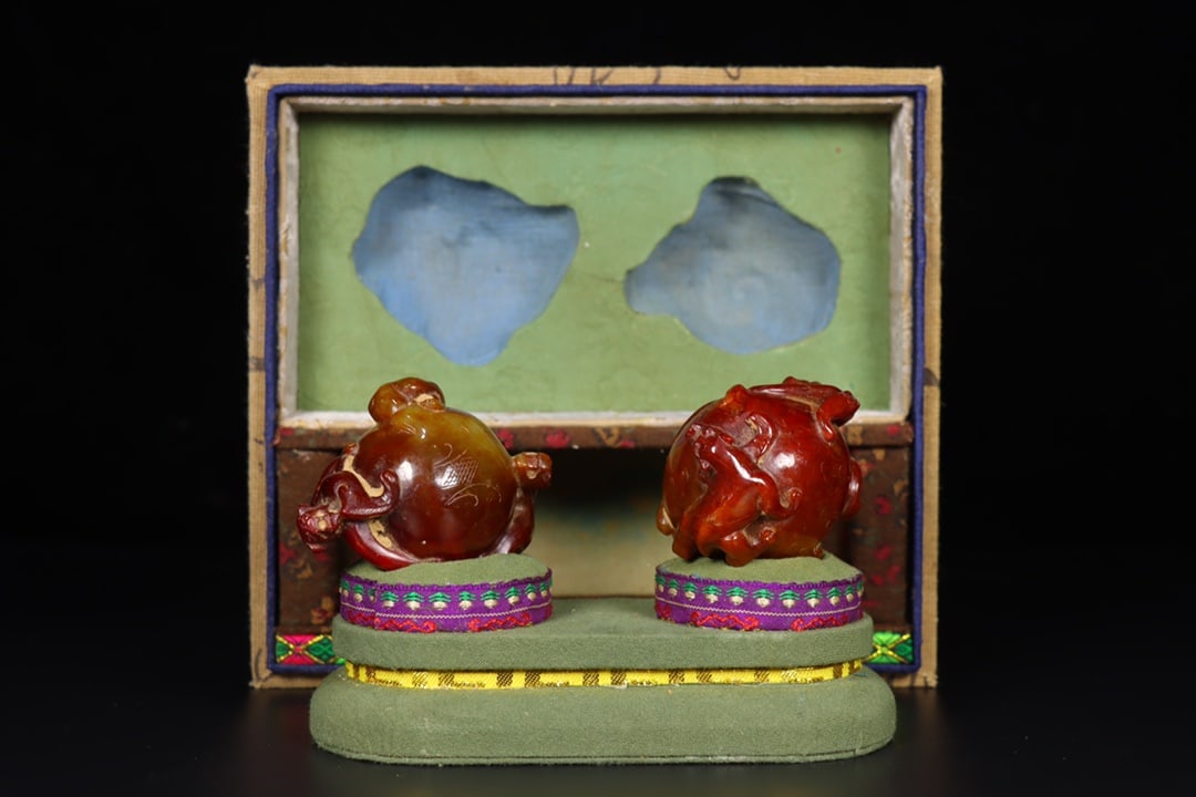 A pair of Exquisite Hetian Jade Dragon Pattern Ornament: A pair of Exquisite Hetian Jade Dragon Pattern Ornament,Han Dynasty, China,Size:3.1inx2.6inx2in,Weight:222g 