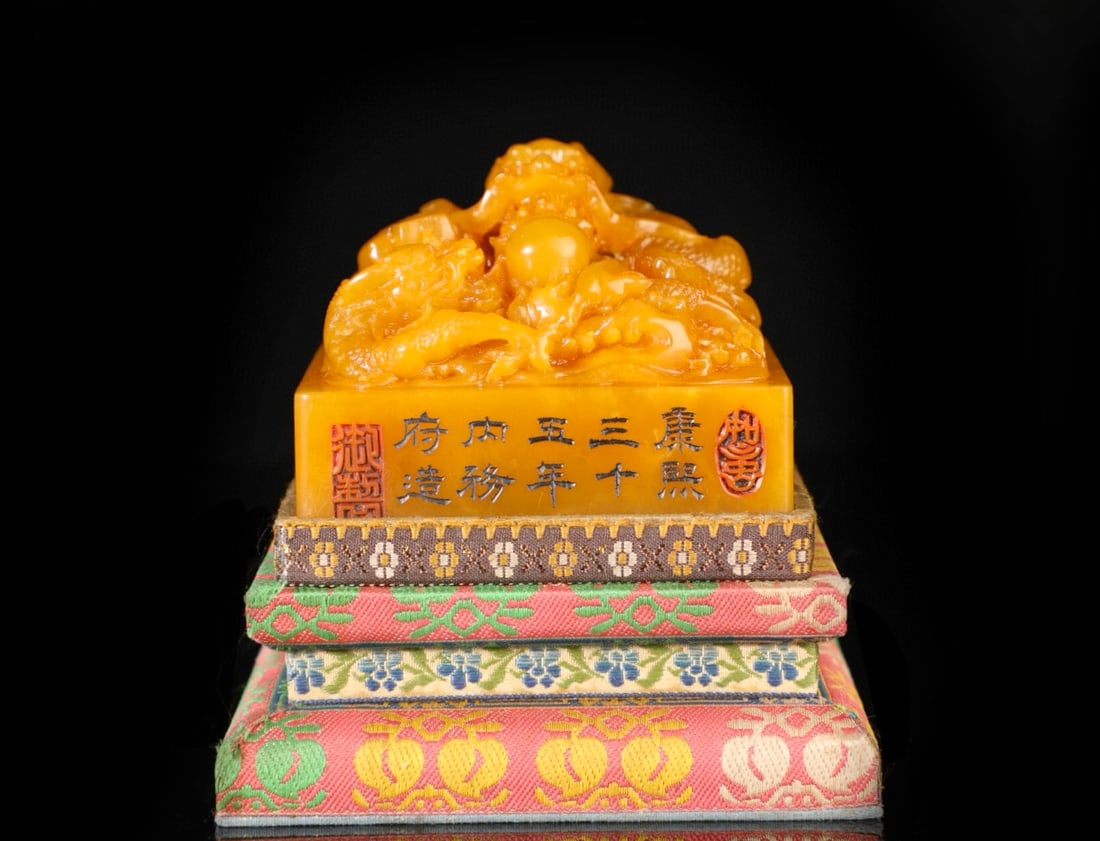 A Exquisite Tianhuang Stone Dragon Seal: A Exquisite Tianhuang Stone Dragon Seal,Qing Dynasty, China,With Mark,Size:6x8x3.1in,Weight:622g 田黄石龙印章,中国清代,带款