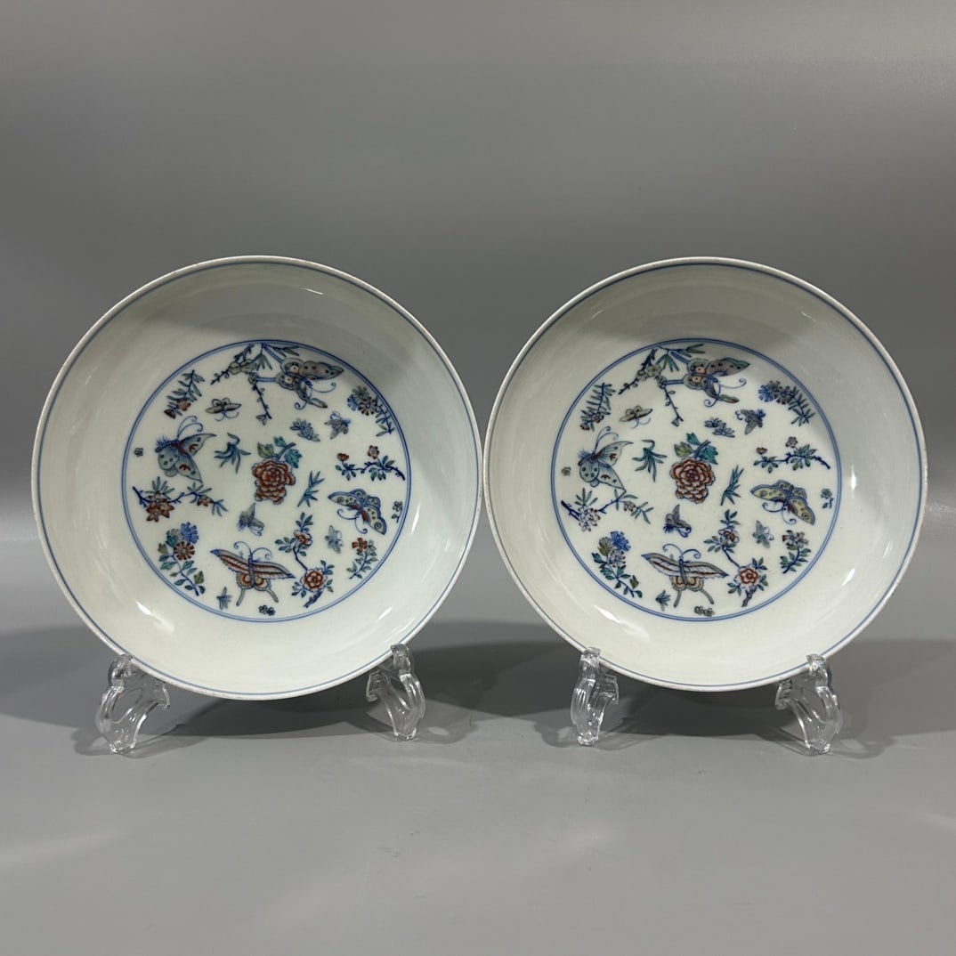 A pair of Exquisite Doucai Butterfly Flower Pattern Plate (1 of 7)