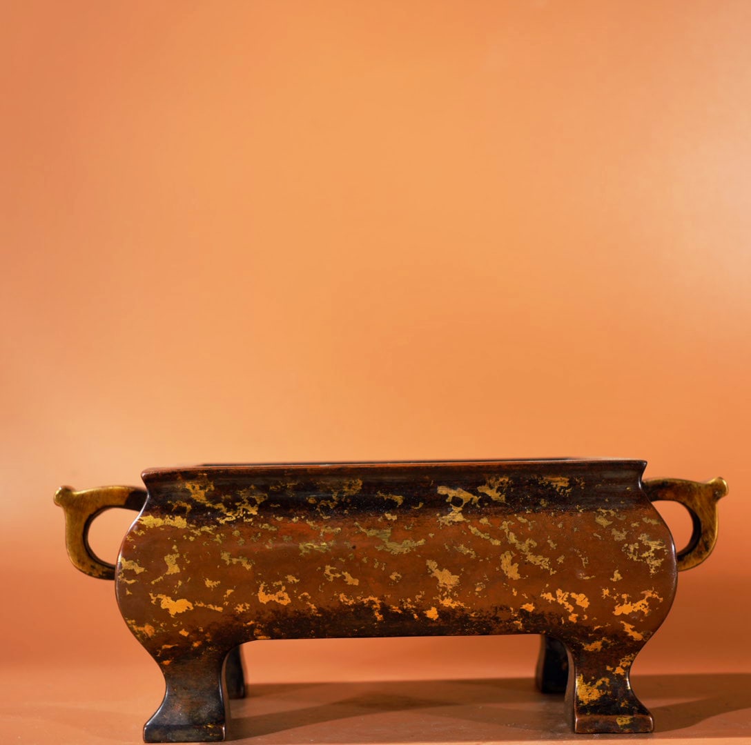 A Exquisite Gilt Bronze Double-Ears Censer: A Exquisite Gilt Bronze Double-Ears Censer,Ming Dynasty, China,Xuande Six-character Mark,Size:3inx5.7inx4.1in,Weight:2785g 紫铜鎏金双耳炉,中国