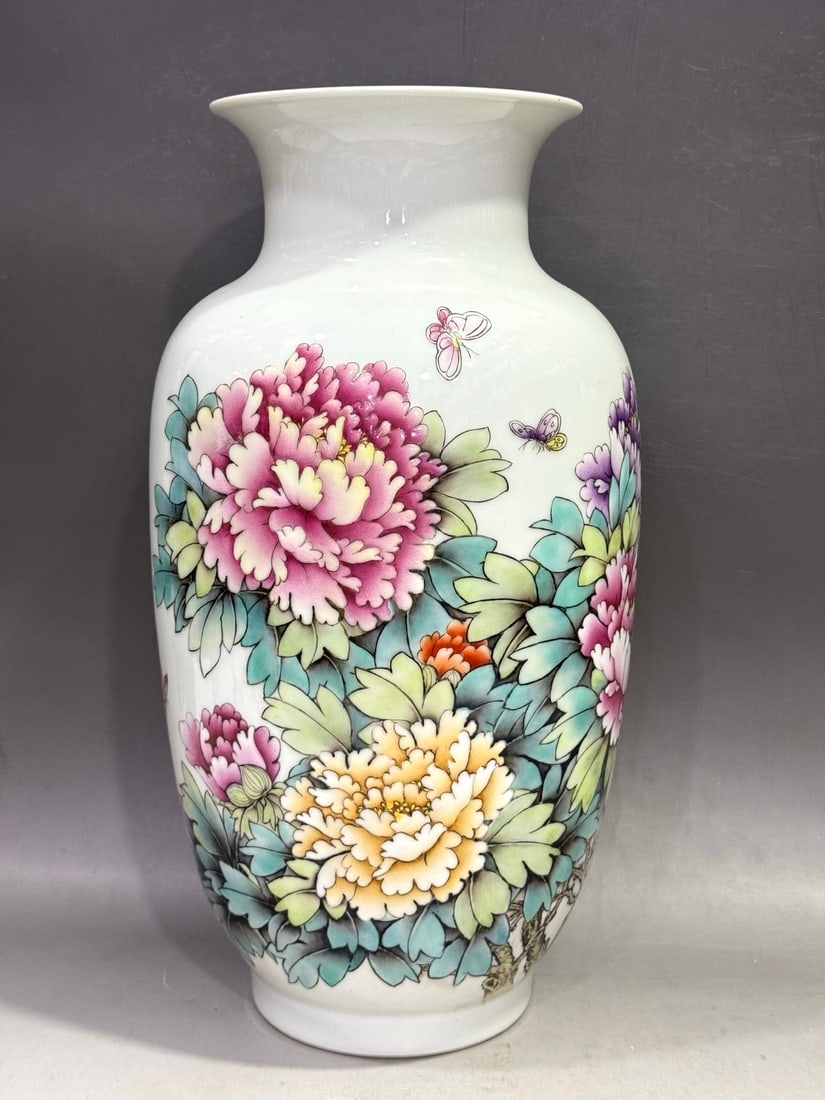 A Exquisite Famille-Rose Flower Pattern Vase (1 of 9)