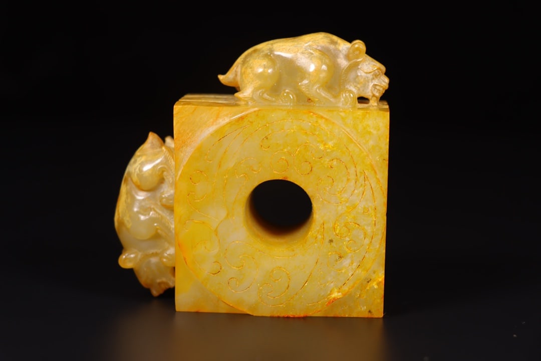 A Exquisite Hetian Jade Tiger Ornament: A Exquisite Hetian Jade Tiger Ornament,Han Dynasty, China,Size:3inx1.4inx3in,Weight:352g 和田玉虎摆件,中国汉代