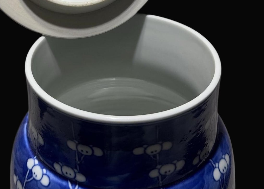 A Exquisite Blue and White Flower Pattern Jar - 3