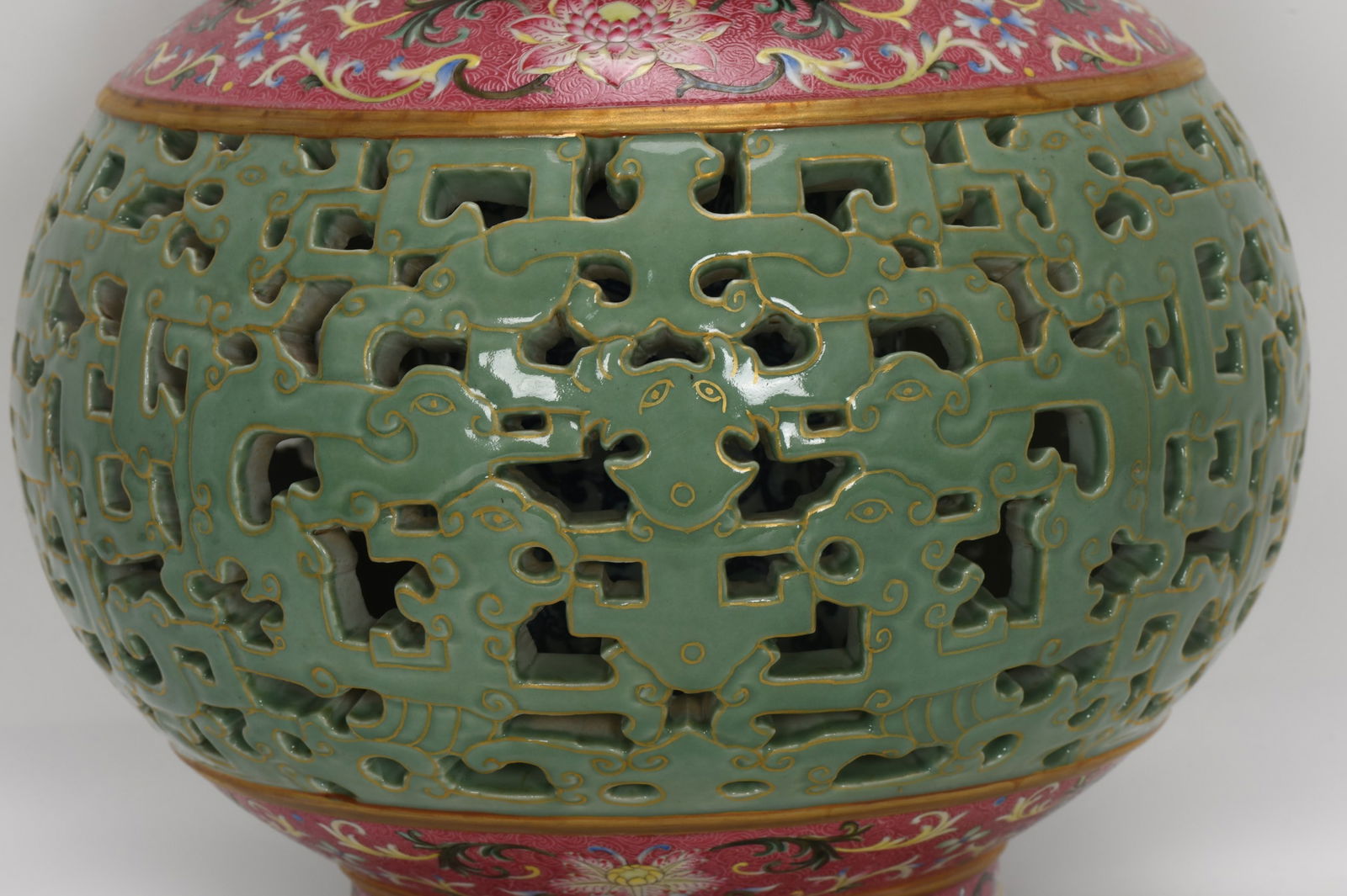 A Exquisite Celadon-Glazed Gilt Interlocking Lotus-Pattern Double-Ears Vase - 4