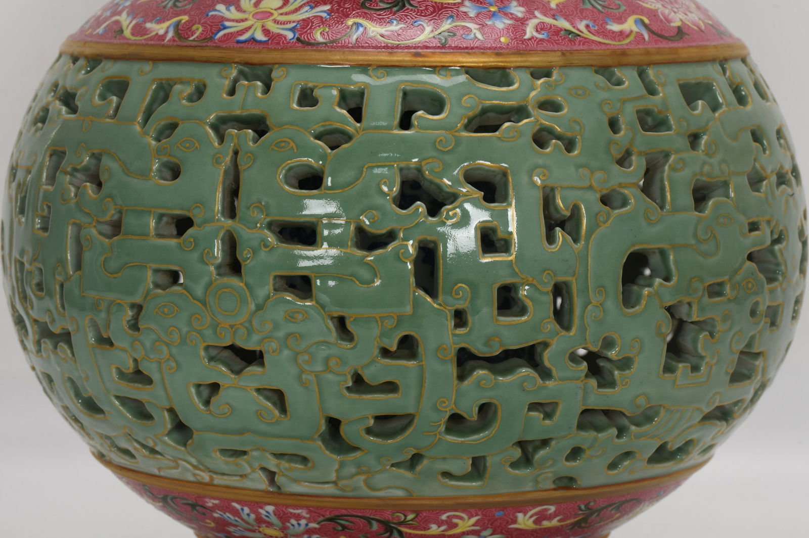 A Exquisite Celadon-Glazed Gilt Interlocking Lotus-Pattern Double-Ears Vase - 5