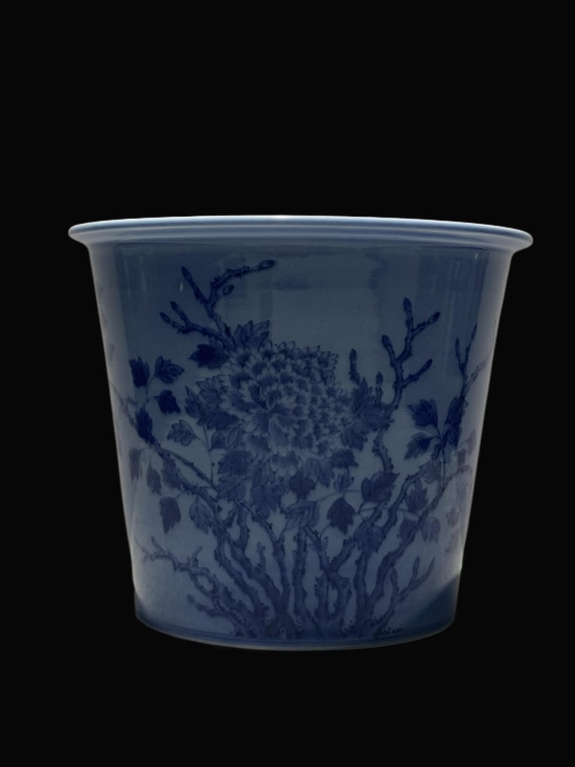 A Exquisite Blue and White Flower Pattern Basin: A Exquisite Blue and White Flower Pattern Basin,Qing Dynasty, China,Size:8.3inx7.1in 青花花卉纹盆,中国清代