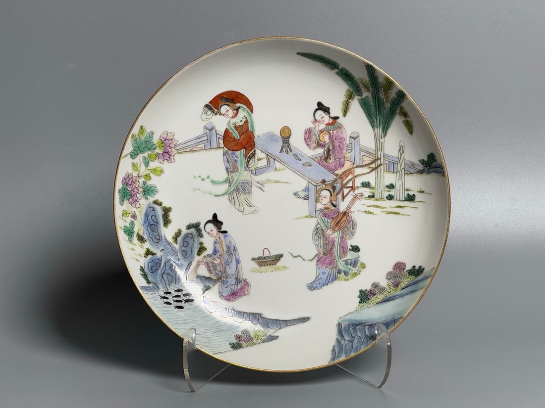 A Exquisite Famille-Rose Figures Pattern Plate (1 of 8)