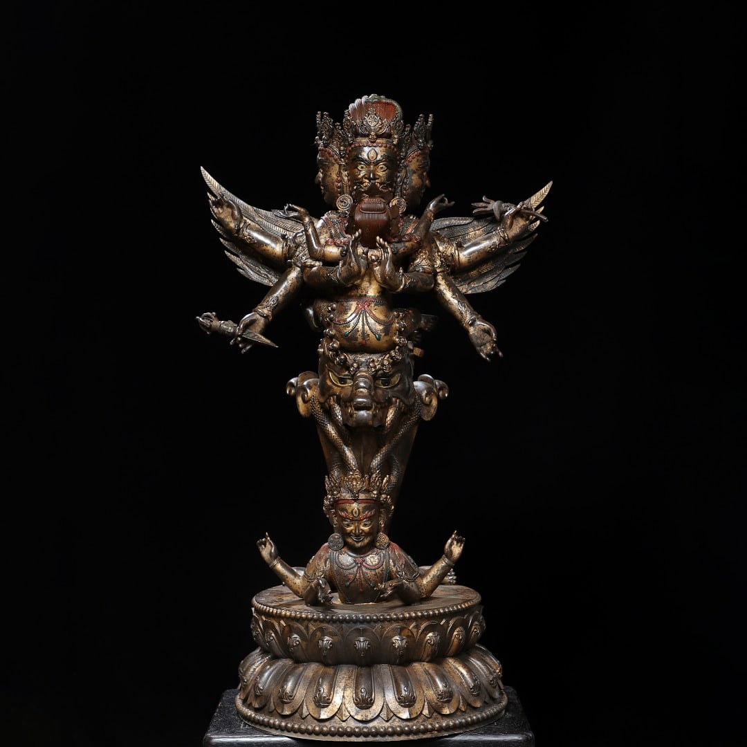 A Exquisite Gold Overlaid Bronze Vajra Ornament: A Exquisite Gold Overlaid Bronze Vajra Ornament,Qing Dynasty, China,Size:80x50x14.2in,Weight:24800g 
