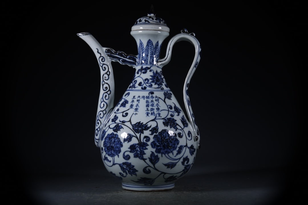 Blue and White Flower Pattern Ewer (1 of 9)