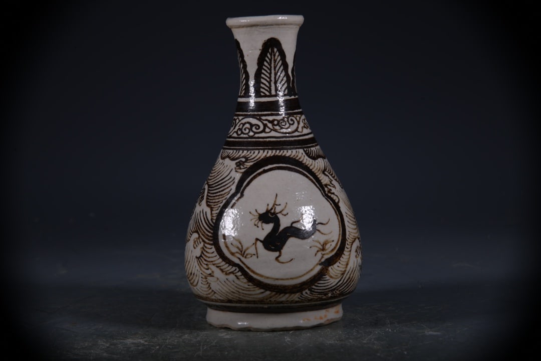 Ji zhou yao Deer Pattern Vase: Ji zhou yao Deer Pattern Vase,Song Dynasty, China,Size:6.5inx1.4in 吉州窑鹿纹瓶,中国宋代