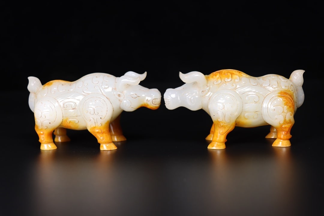A pair of Exquisite Hetian Jade Buffalo Ornament: A pair of Exquisite Hetian Jade Buffalo Ornament,Han Dynasty, China,Size:3.9inx2inx2in,Weight:255g 