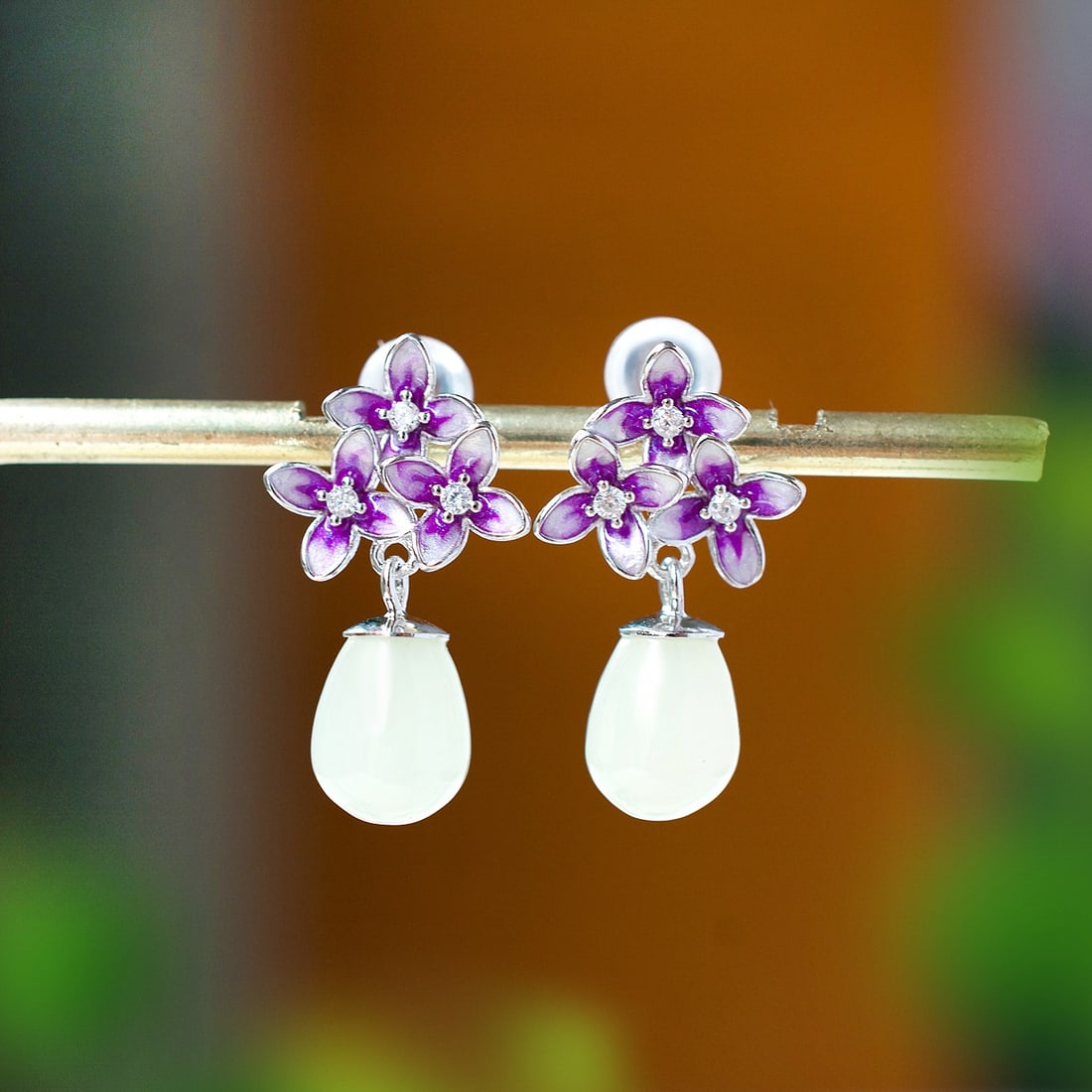 A pair of Exquisite Silver Inlaid Hotan Jade Flower-patterned Earring: A pair of Exquisite Silver Inlaid Hotan Jade Flower-patterned Earring,Size:0.3inx0.4in 一对银镶和田玉花卉耳坠