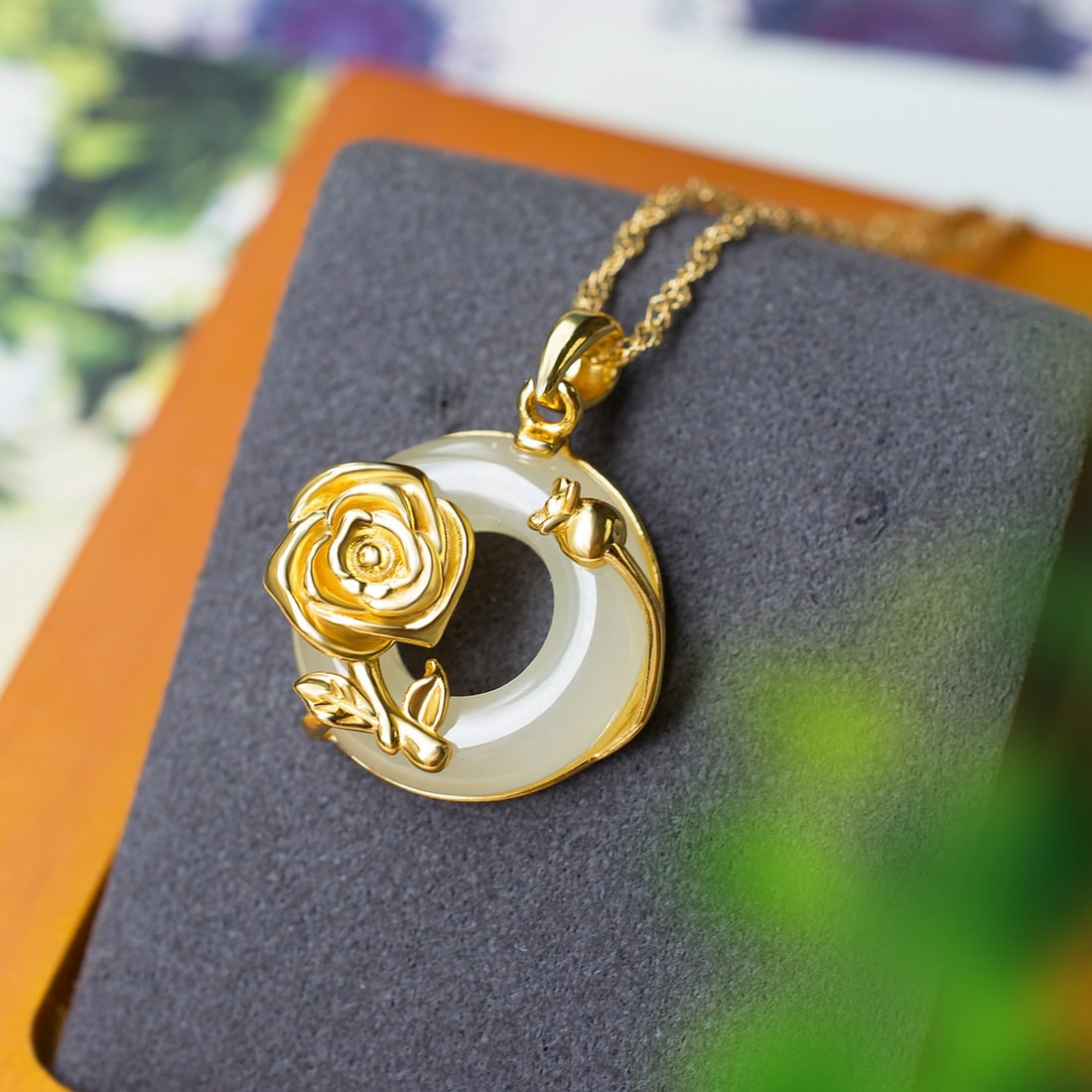 A Exquisite Silver Inlaid Hotan Jade Flower-patterned Pendant: A Exquisite Silver Inlaid Hotan Jade Flower-patterned Pendant,Size:0.6inx0.6in 银镶和田玉平安环吊坠