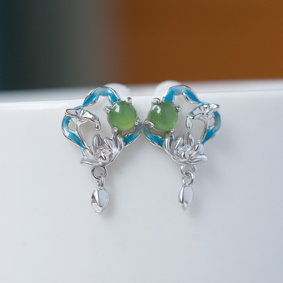 A pair of Exquisite Silver Inlaid Jasper Lotus-patterned Ear Stud: A pair of Exquisite Silver Inlaid Jasper Lotus-patterned Ear Stud,Size:0.2inx0.2in 一对银镶和田碧玉莲花耳钉