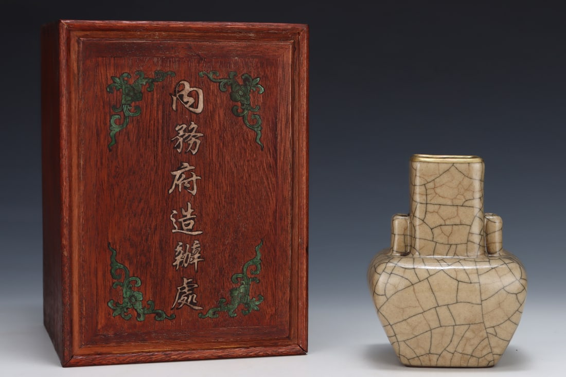 An Exquisite Ge yao Cover with Gold Double-Ears Vase,with an Imperial Poem by Emperor Qianlong (1 of 8)