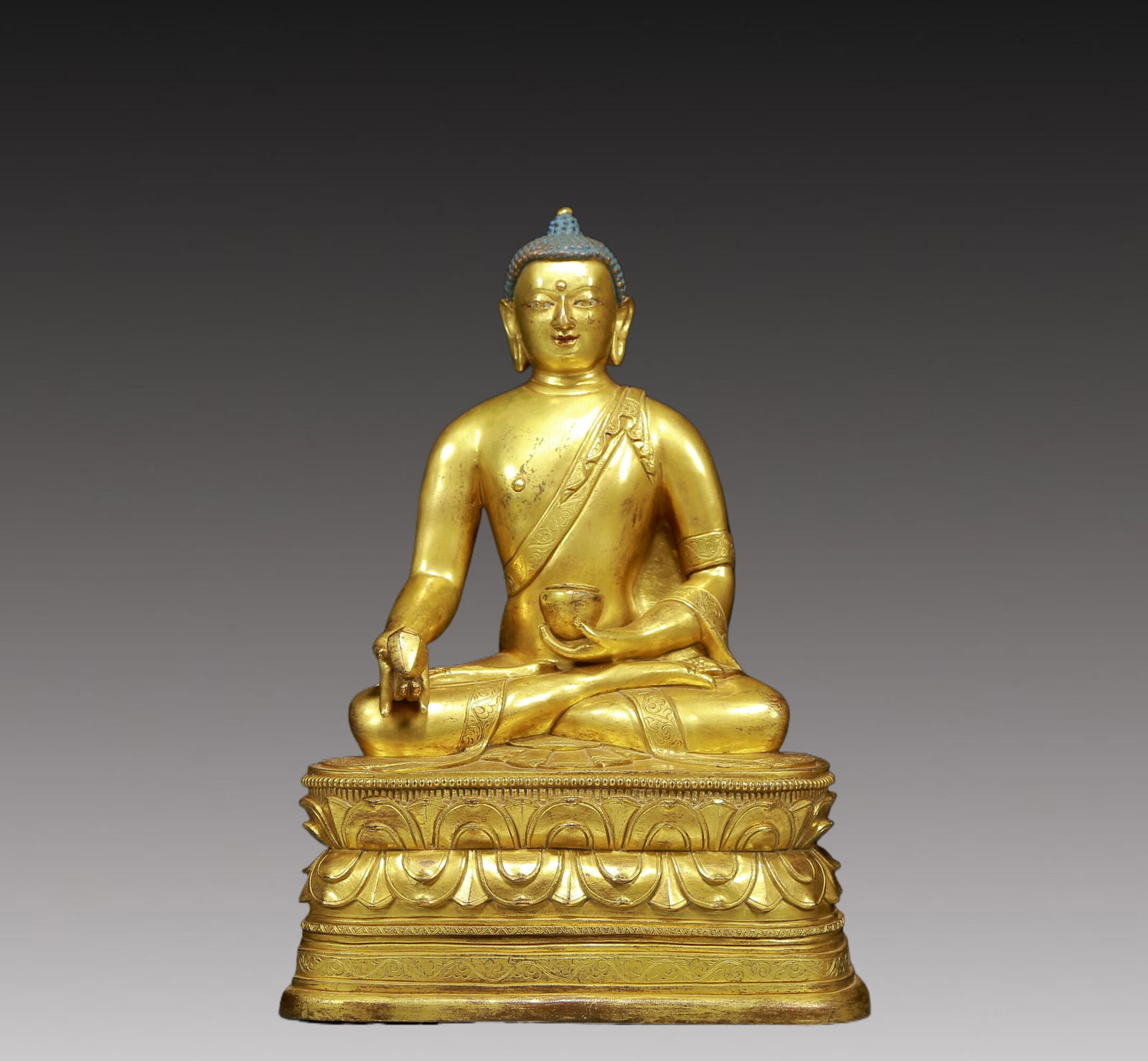 A Solemn Gilt Bronze Statue of Sakyamuni: A Solemn Gilt Bronze Statue of Sakyamuni,Ming Dynasty, China,Size:7.5inx5.1inx10.6in,Weight:4715g 铜鎏金释迦摩尼像，明代