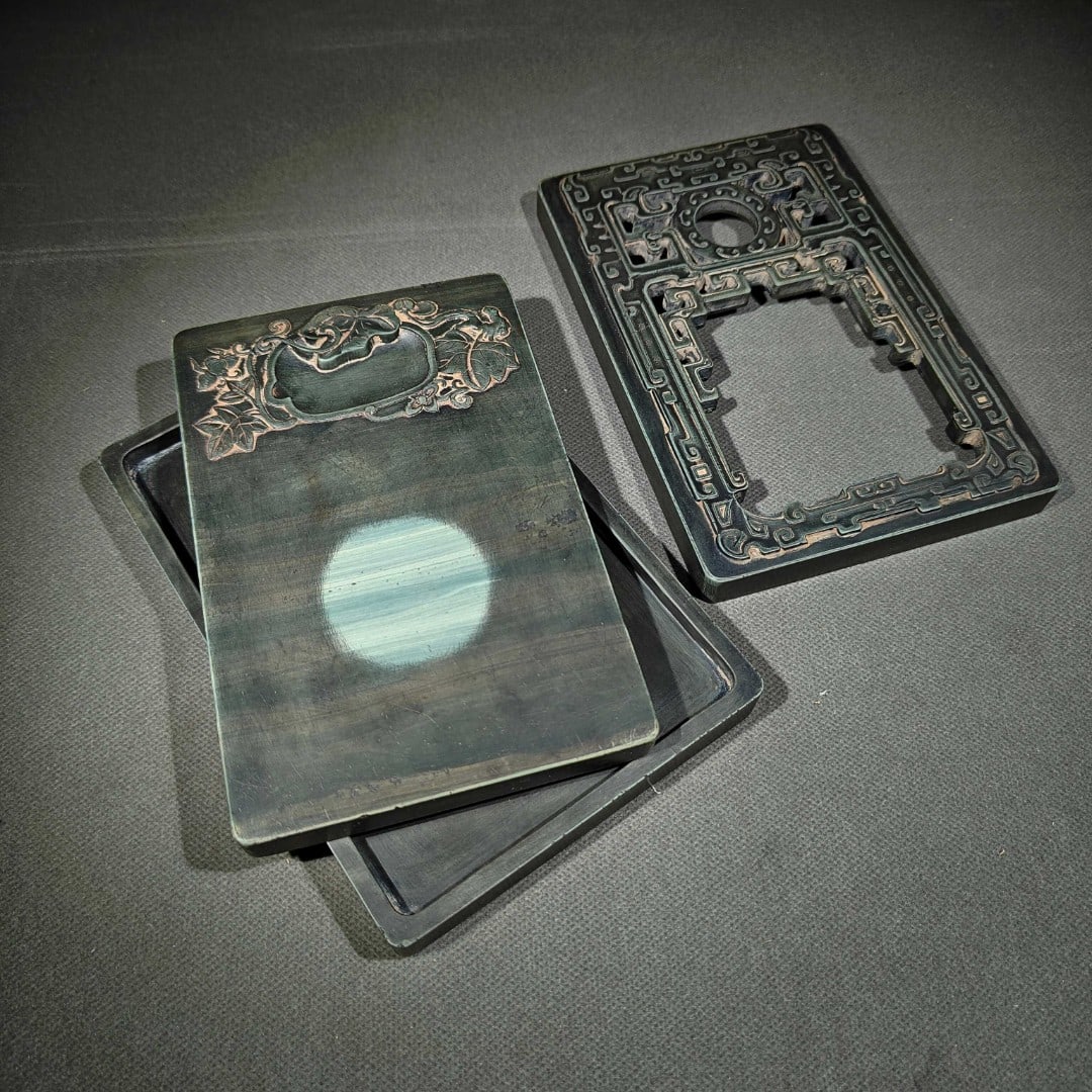 An Exquisite Chi-Dragon Pattern Inkstone,With Poem: An Exquisite Chi-Dragon Pattern Inkstone,With Poem,Qing Dynasty, China,Qianlong Mark,Size:(WeightInkstone)6.8inx4.4inx0.6in,(Box)7.3inx4.9inx1.4in 