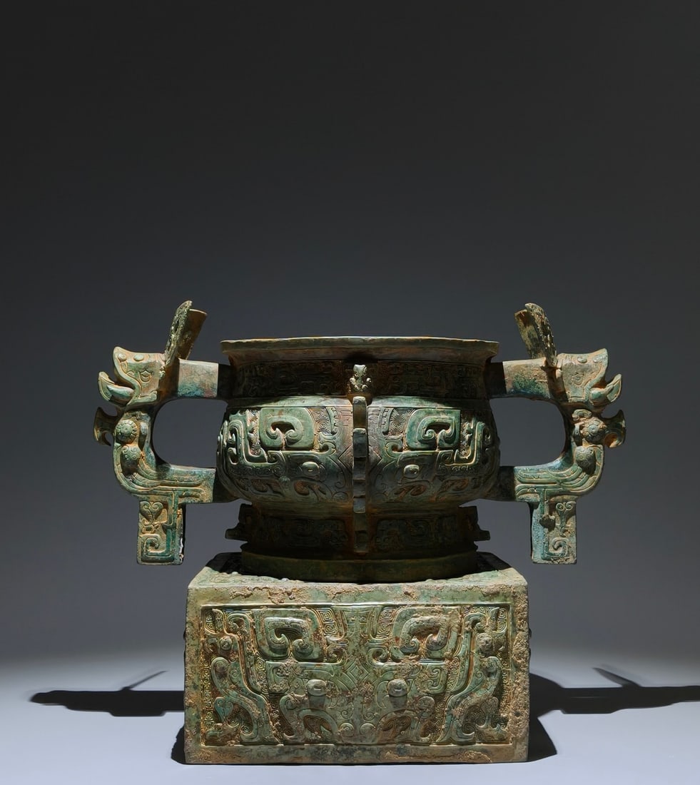 An Archaic Bronze Beast-Face Pattern Double-Ears Food vessel,With Base (1 of 9)