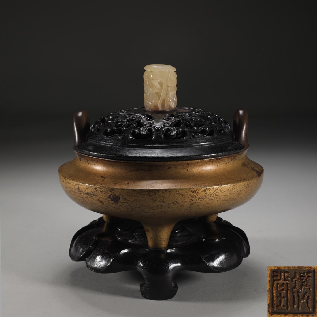 An Exquisite Bronze Double-Ears and Tripod Censer,Inlaid White Jade,With Base: An Exquisite Bronze Double-Ears and Tripod Censer,Inlaid White Jade,With Base,Ming Dynasty, China,With Mark,Size:7.2inx6.1inx7.2in,Weight:2150g 铜双耳三足香炉