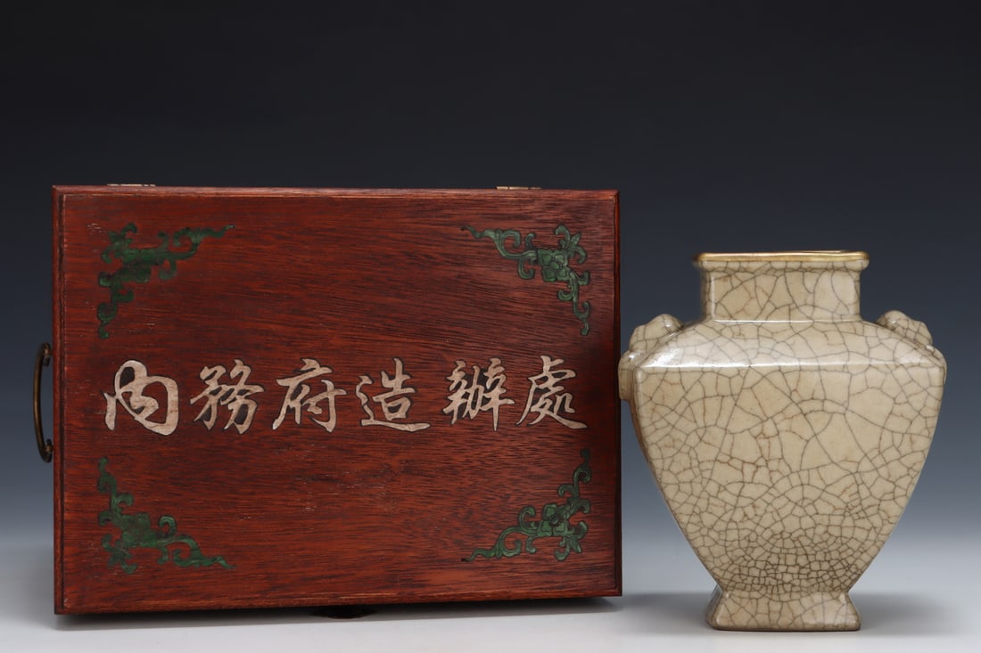 An Exquisite Ge yao Cover with Gold Beast-Ears Vase: An Exquisite Ge yao Cover with Gold Beast-Ears Vase,Song Dynasty, China,Royal Court Mark,Size:7.6inx6.5in 