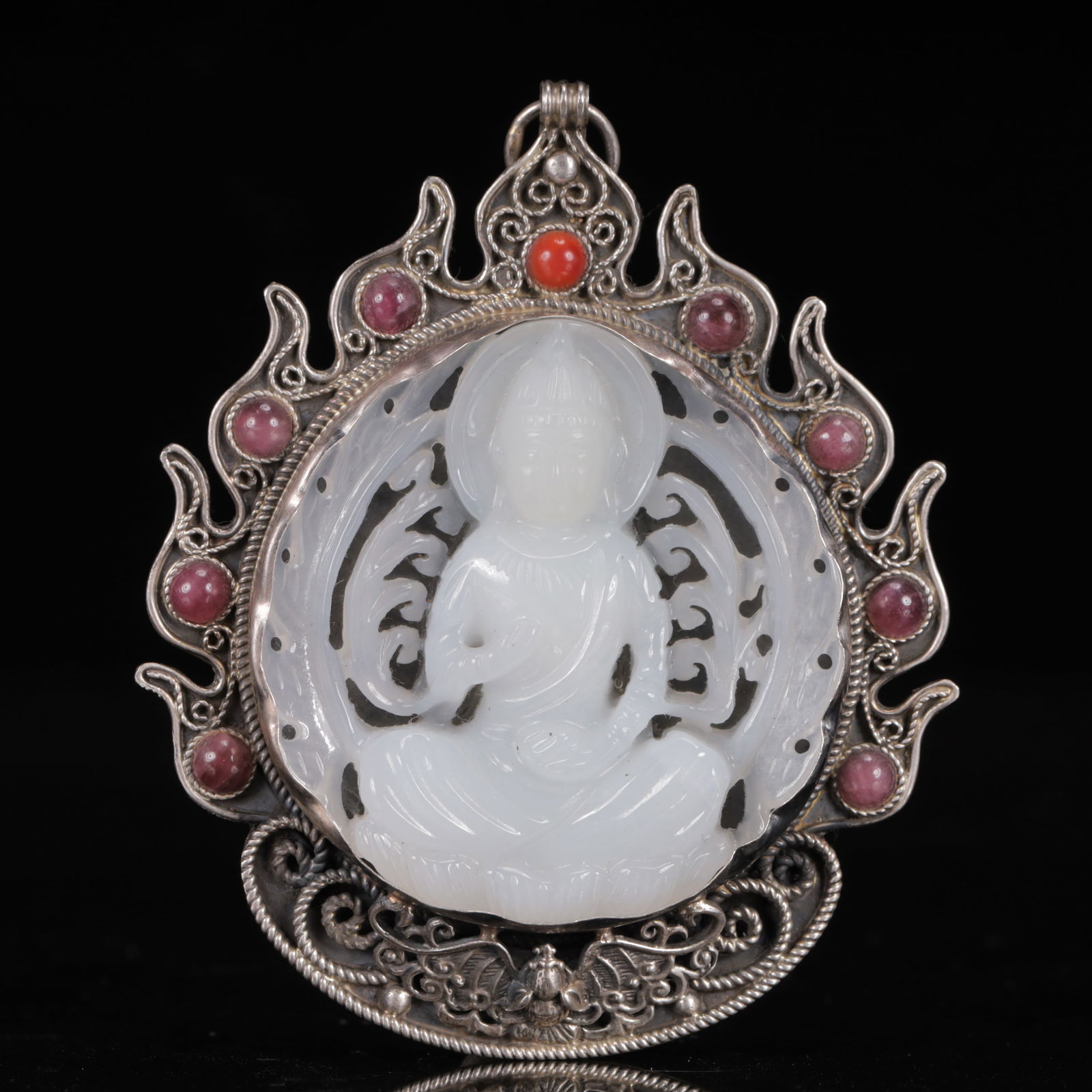 An Exquisite Silver Inlaid White Jade Statue of Avalokitesvara Pendant,Inlaid Gems: An Exquisite Silver Inlaid White Jade Statue of Avalokitesvara Pendant,Inlaid Gems,Qing Dynasty, China,Size:2.8inx0.4inx3.1in,Weight:59g 