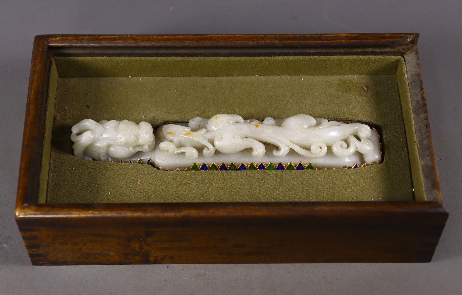 An Exquisite Flower silk gold-plated Inlaid White Jade Dragon Pattern Hook: An Exquisite Flower silk gold-plated Inlaid White Jade Dragon Pattern Hook,Qing Dynasty, China,With Mark,Size:1.6inx7.9inx1.6in,Weight:391g 