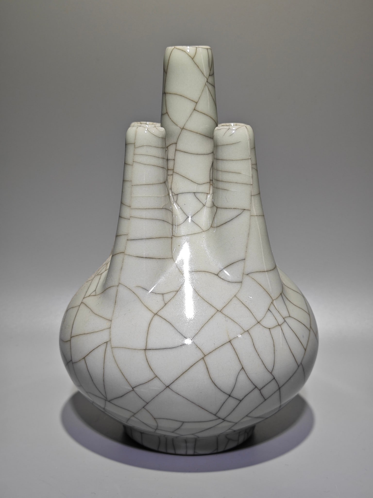 An Exquisite Guan yao Vase,with an Imperial Poem by Emperor Qianlong: An Exquisite Guan yao Vase,with an Imperial Poem by Emperor Qianlong,Qing Dynasty,China,Size:8.9inx6.3in 