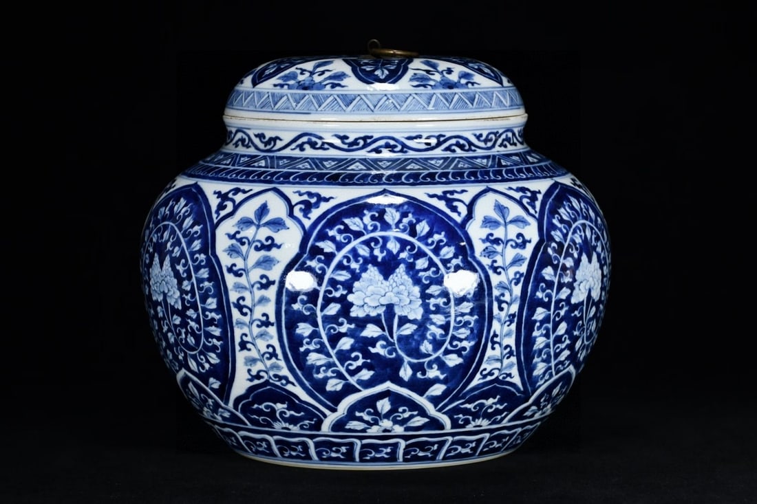 An Exquisite Blue and White Inlaid Bronze Flower Pattern Cover Jar (1 of 9)