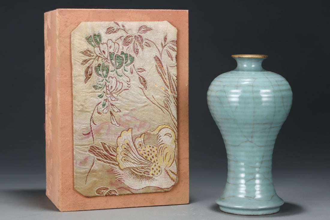 An Exquisite Ge yao Celadon Glazed Cover with Gold Vase,with an Imperial Poem by Emperor Qianlong: An Exquisite Ge yao Celadon Glazed Cover with Gold Vase,with an Imperial Poem by Emperor Qianlong,Song Dynasty, China,Size:8.8inx5.1in 哥窑粉青釉金口瓶,