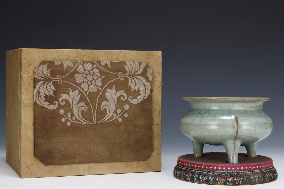 An Exquisite Guan yao Tripod Censer: An Exquisite Guan yao Tripod Censer,Song Dynasty, China,Size:4inx5.5in 官窑三足香炉,中国宋代