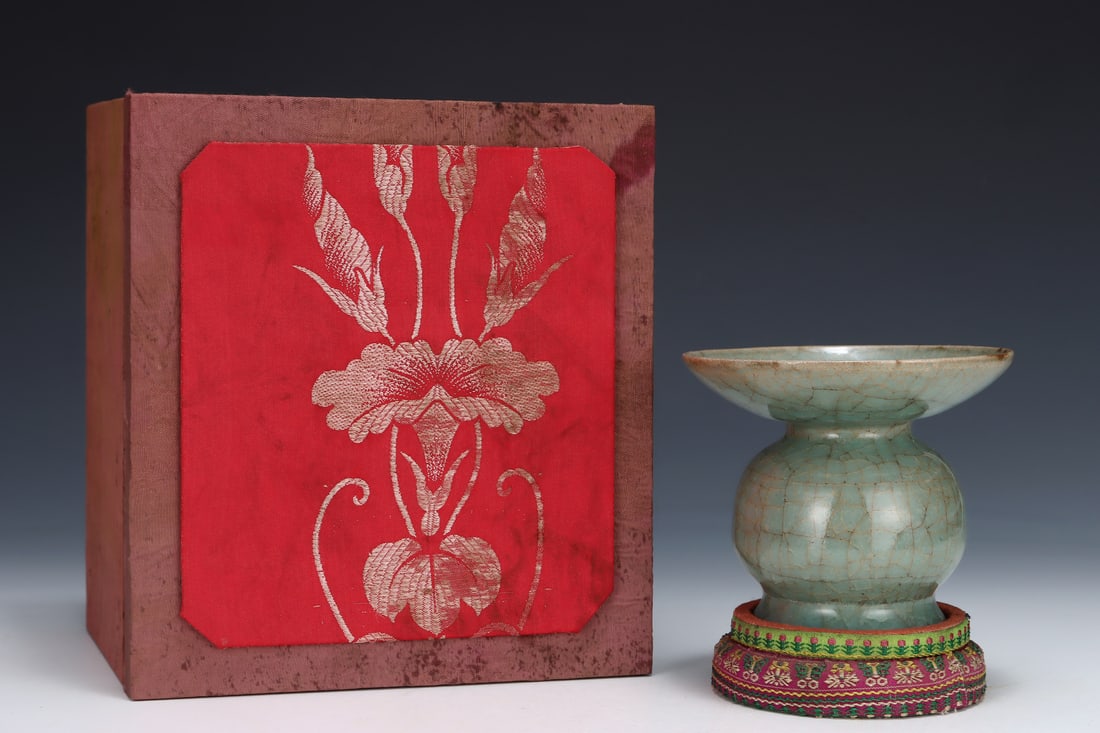 An Exquisite Guan yao Jar: An Exquisite Guan yao Jar,Song Dynasty, China,Size:4.1inx4.9in 官窑罐,中国宋代