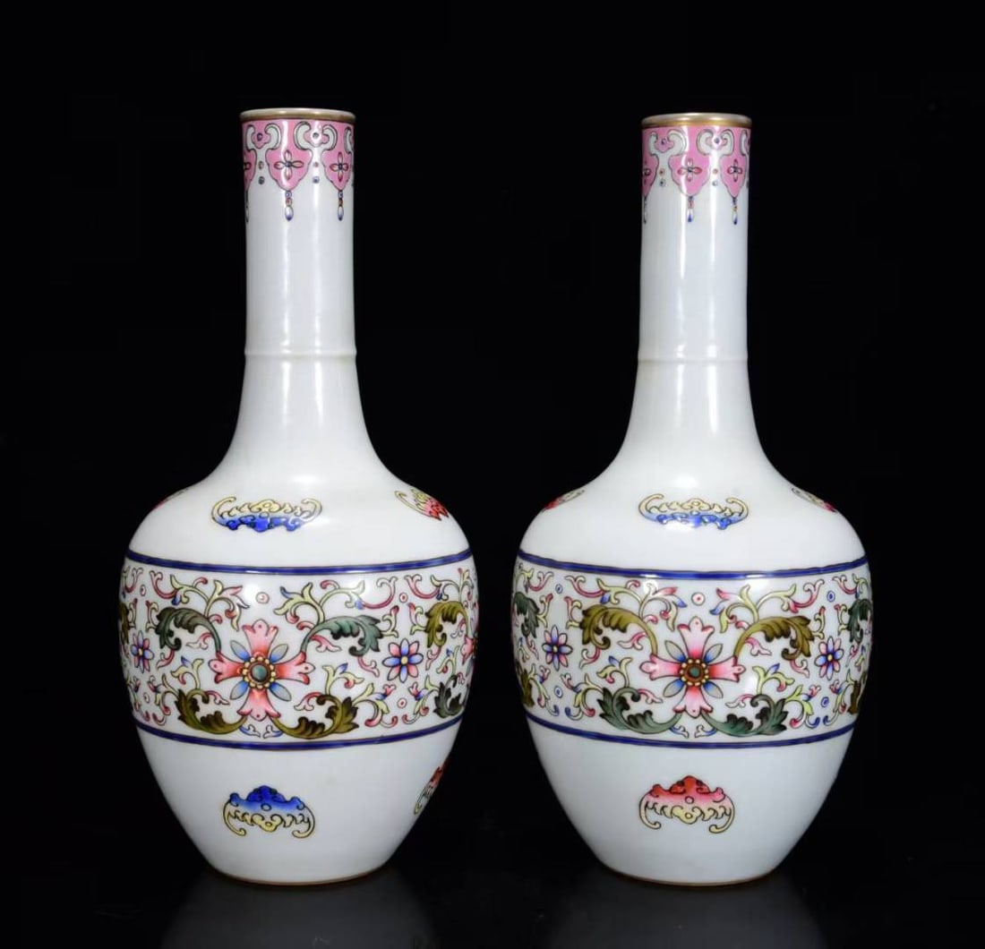A Pair of Exquisite Enamel Painted Gold Lotus and Bats Pattern Vases: A Pair of Exquisite Enamel Painted Gold Lotus and Bats Pattern Vases,Qing Dynasty, China,Qianlong Four-character Mark,Size:11inx5.1in 
