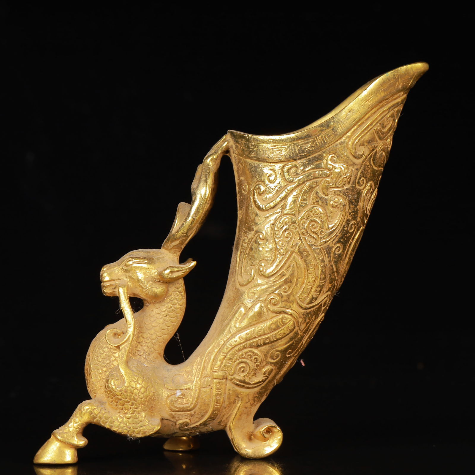 An Exquisite Gilt Bronze Sika Deer Cup: An Exquisite Gilt Bronze Sika Deer Cup,Qing Dynasty,China,Size:2.8inx1.6inx5.9in,Weight:909g 铜鎏金梅花鹿杯,中国清代