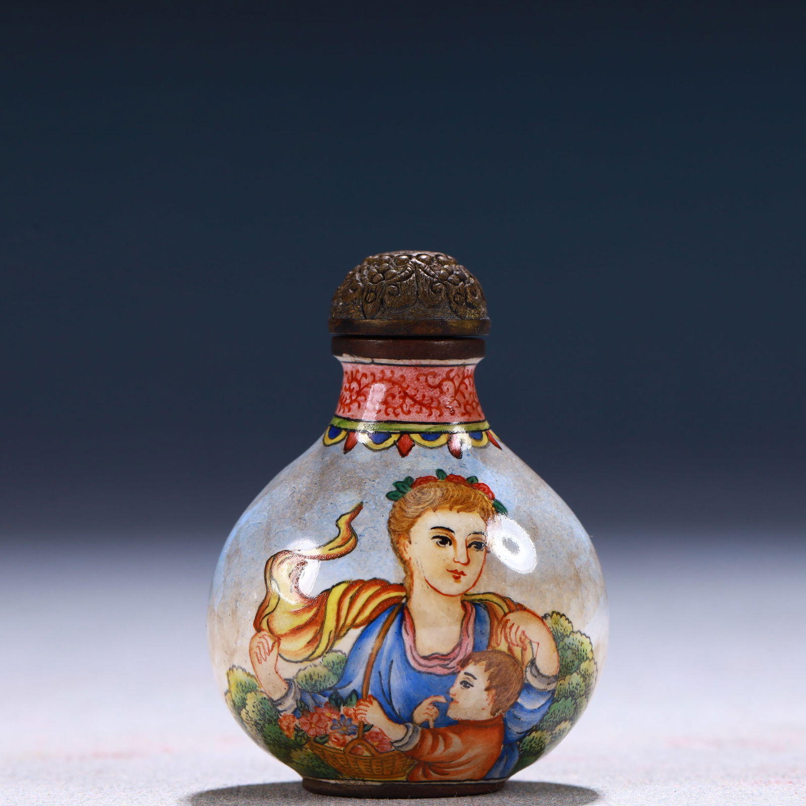 An Exquisite Painted Enamel Figure Pattern Snuff Bottle: An Exquisite Painted Enamel Figure Pattern Snuff Bottle,Qing Dynasty, China,Qianlong Four-character Mark,Size:1.4inx1inx2in,Weight:42g 画珐琅人物纹鼻烟&