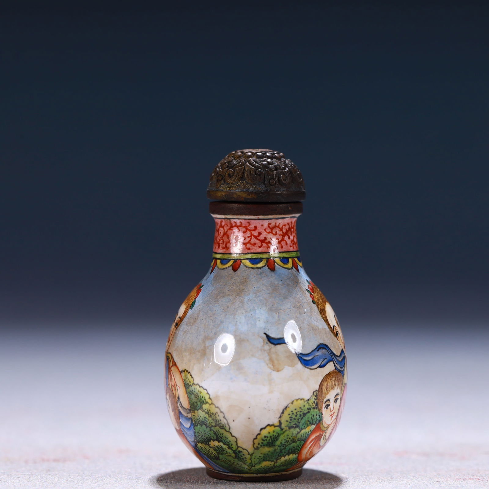 An Exquisite Painted Enamel Figure Pattern Snuff Bottle - 3