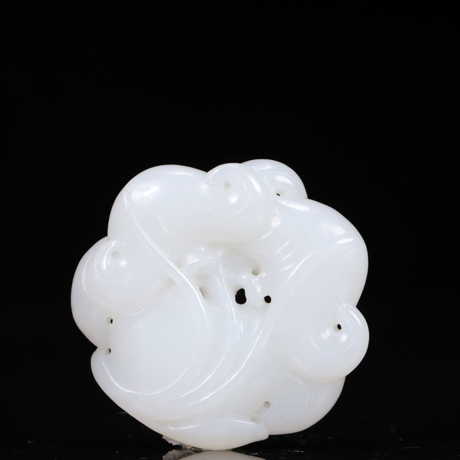 An Exquisite White Jade Flower Pattern Pendant: An Exquisite White Jade Flower Pattern Pendant,Qing Dynasty, China,Size:2inx0.4inx2in,Weight:44g 白玉花卉纹挂件,中国清代