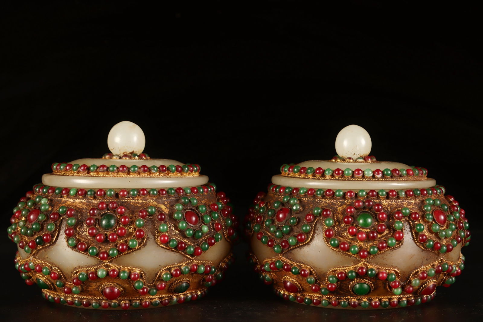 An Exquisite Glass Cover with Gold Cover Jars?Inlaid Gems: An Exquisite Glass Cover with Gold Cover Jar，Inlaid Gems，Qing Dynasty, China，Size：5.9inx7.1in，Total Weight：3003g 