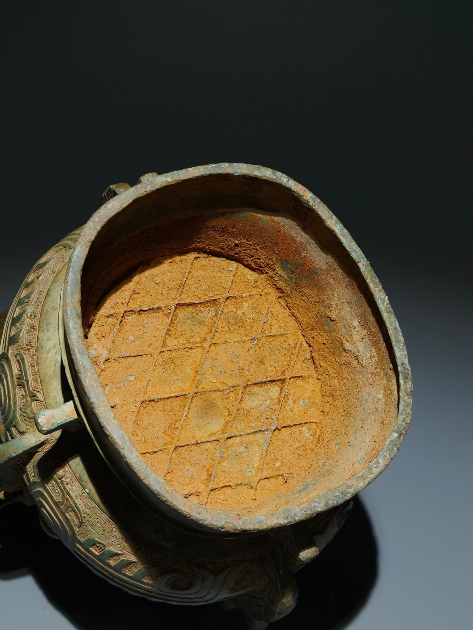 An Archaic Bronze Beast-Face Pattern Ewer - 9