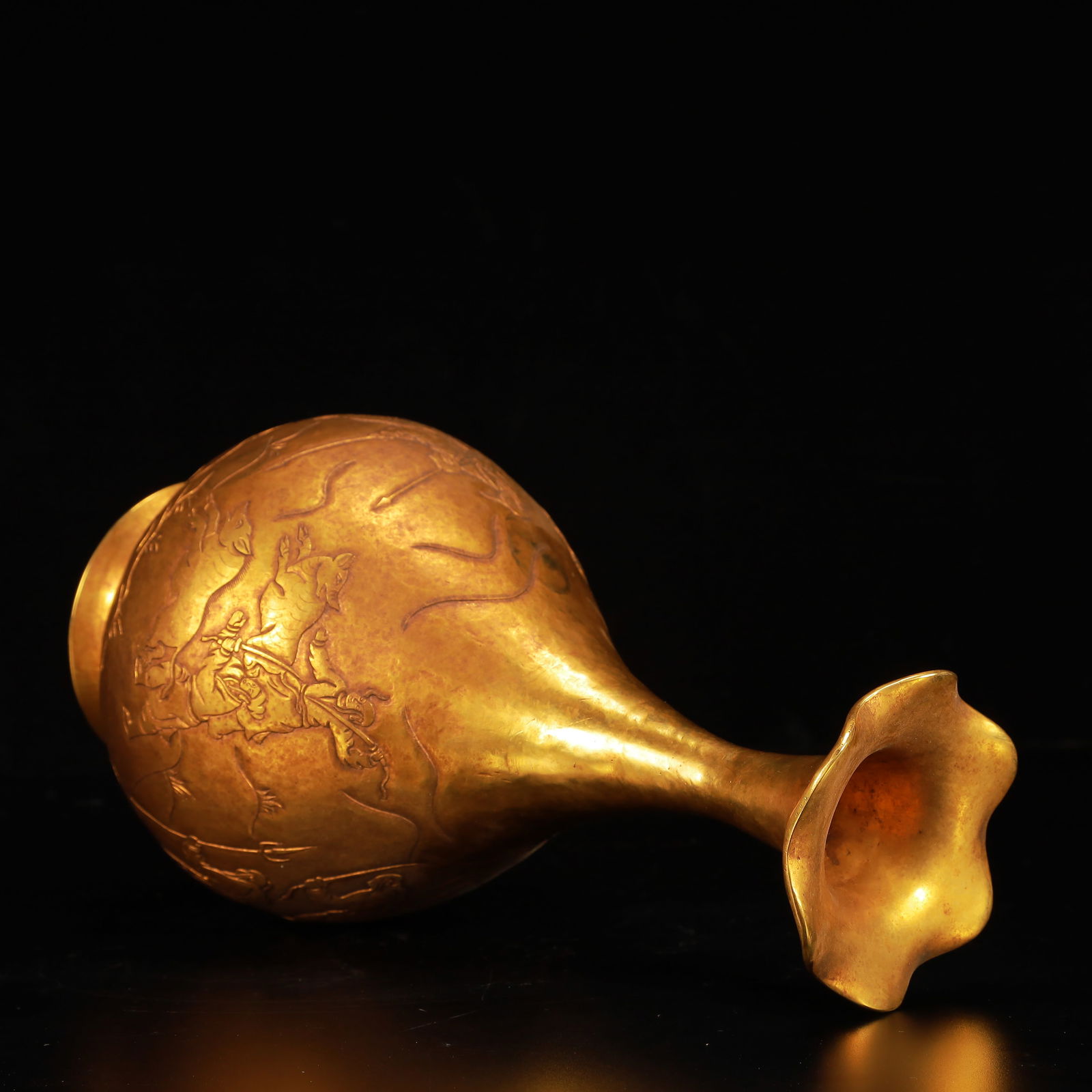 A Rare Gilt Bronze Figure Pattern Vase - 8