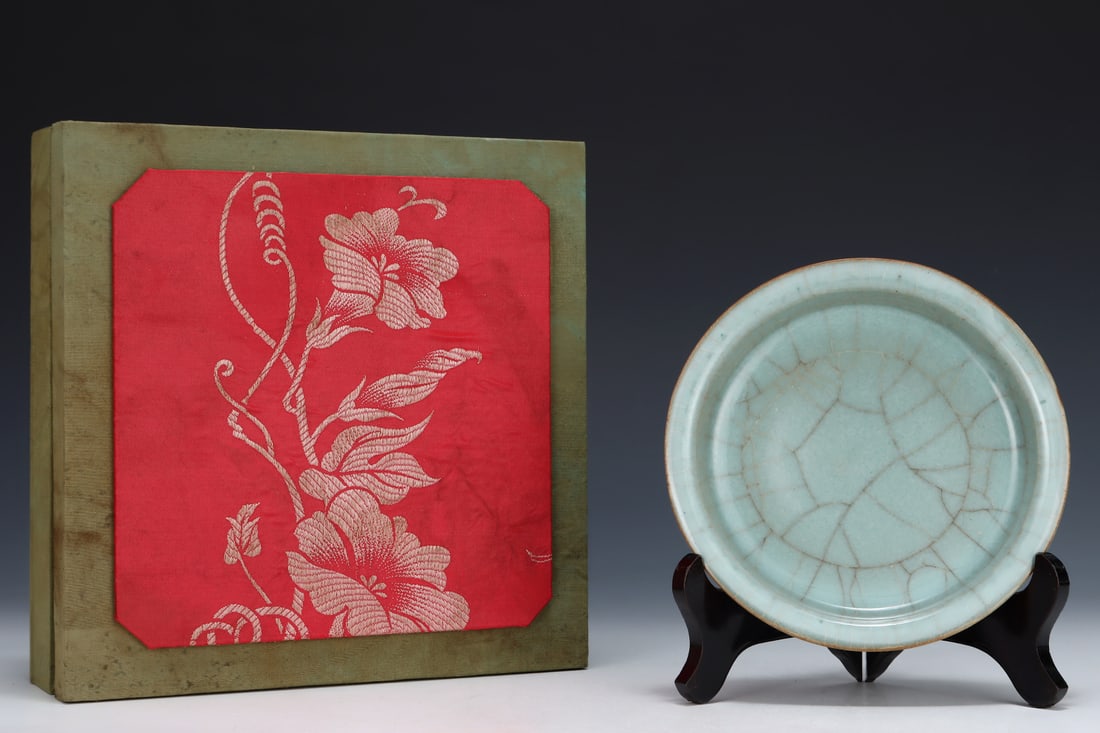 An Exquisite Guan yao Brush Washer: An Exquisite Guan yao Brush Washer,Song Dynasty, China,Size:1.3inx6.6in 官窑笔洗,中国宋代