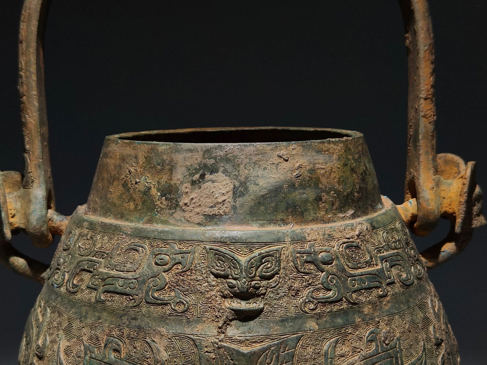 An Archaic Bronze Beast-Face Pattern Ewer - 4