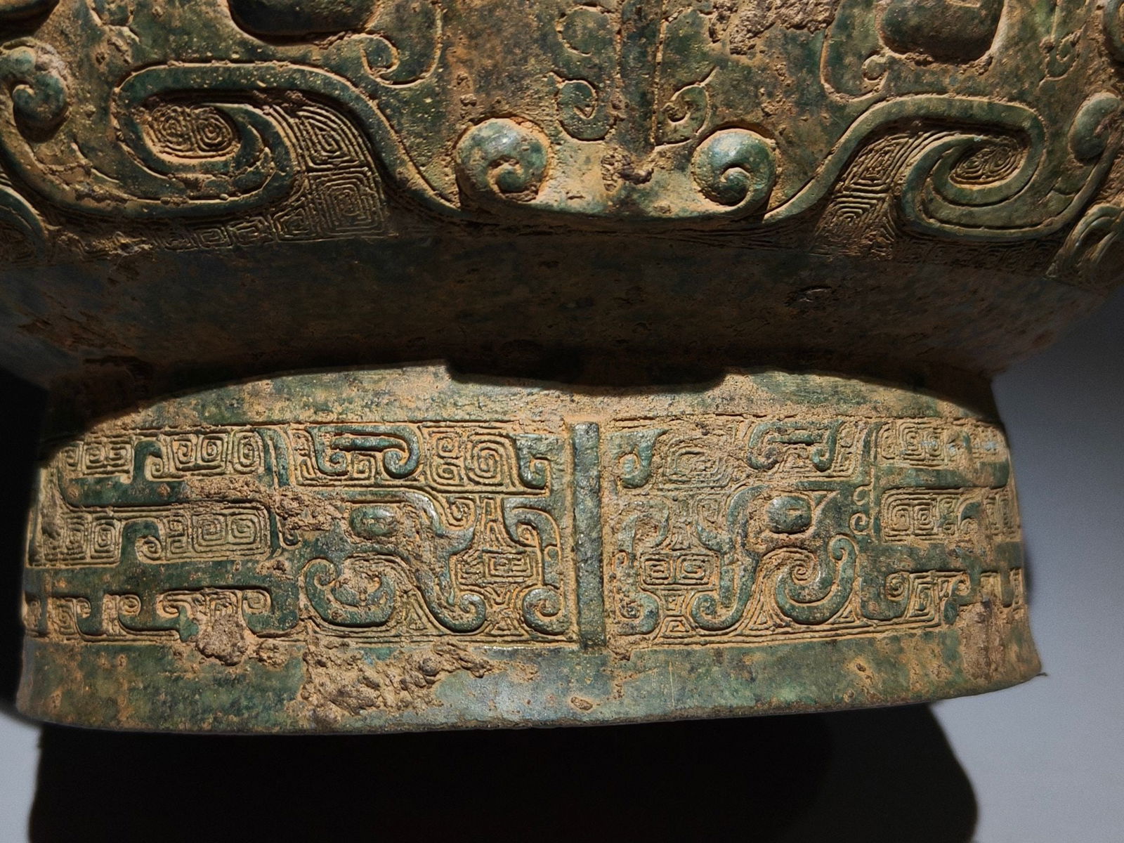 An Archaic Bronze Beast-Face Pattern Ewer - 7