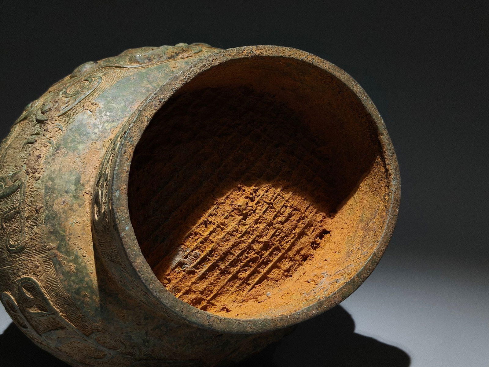 An Archaic Bronze Beast-Face Pattern Ewer - 9