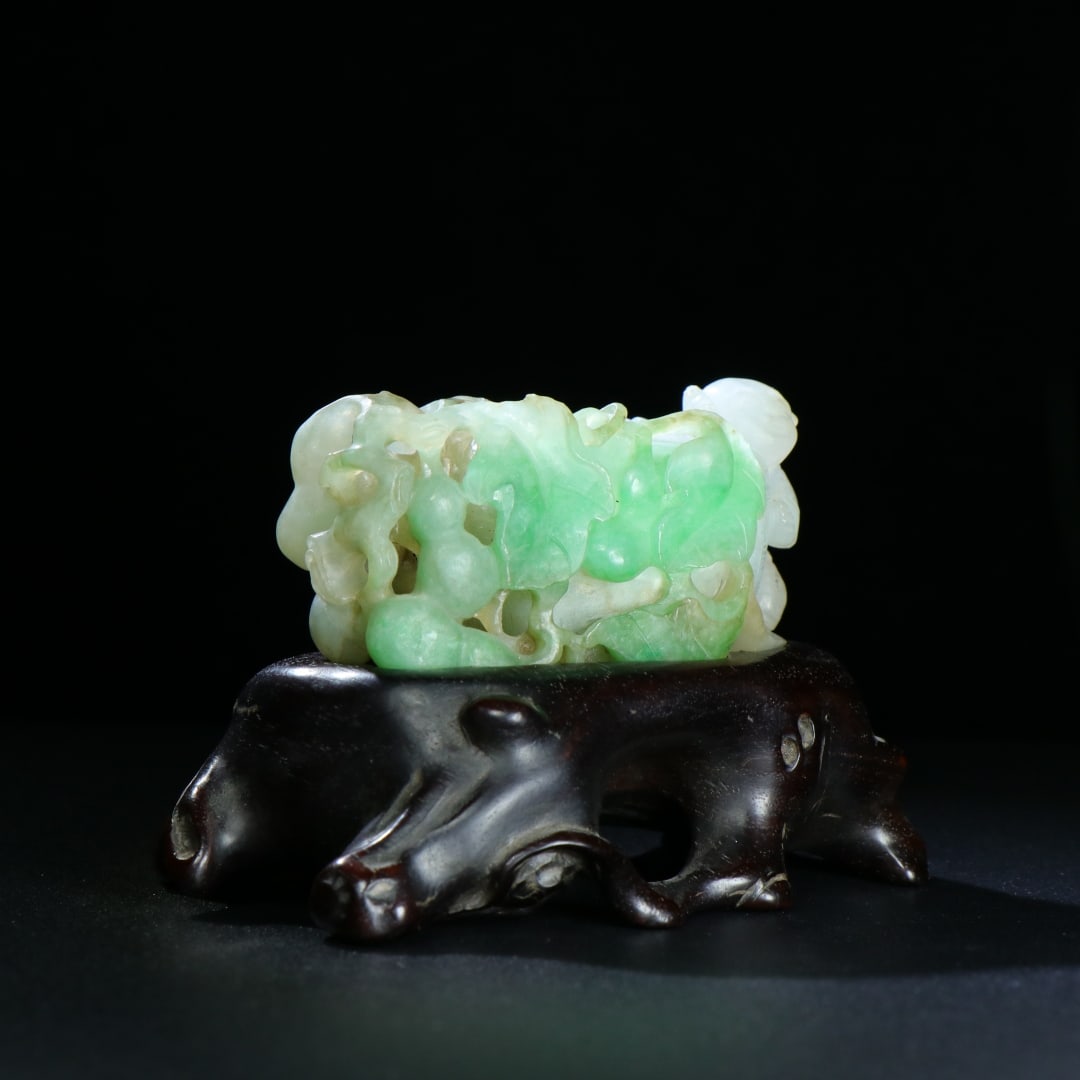 An Exquisite Jadeite Figure and Gourd Pattern Brush Washer?With Base: An Exquisite Jadeite Figure and Gourd Pattern Brush Washer，With Base，Qing Dynasty, China，Size：2.8inx1.4inx1.2in，Weight：97g 