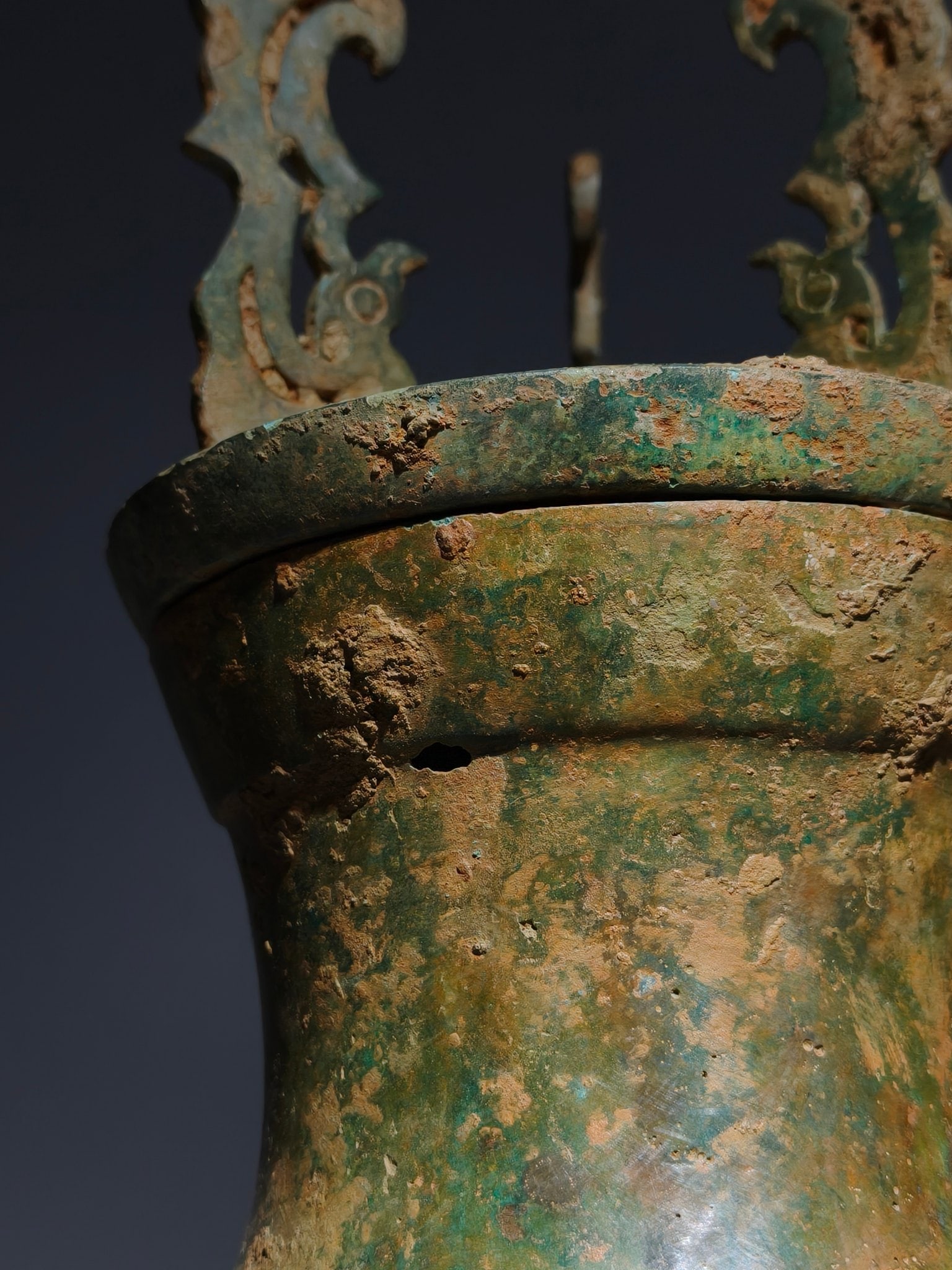 An Archaic Bronze Feather Pattern Beast-Ears Pot - 6
