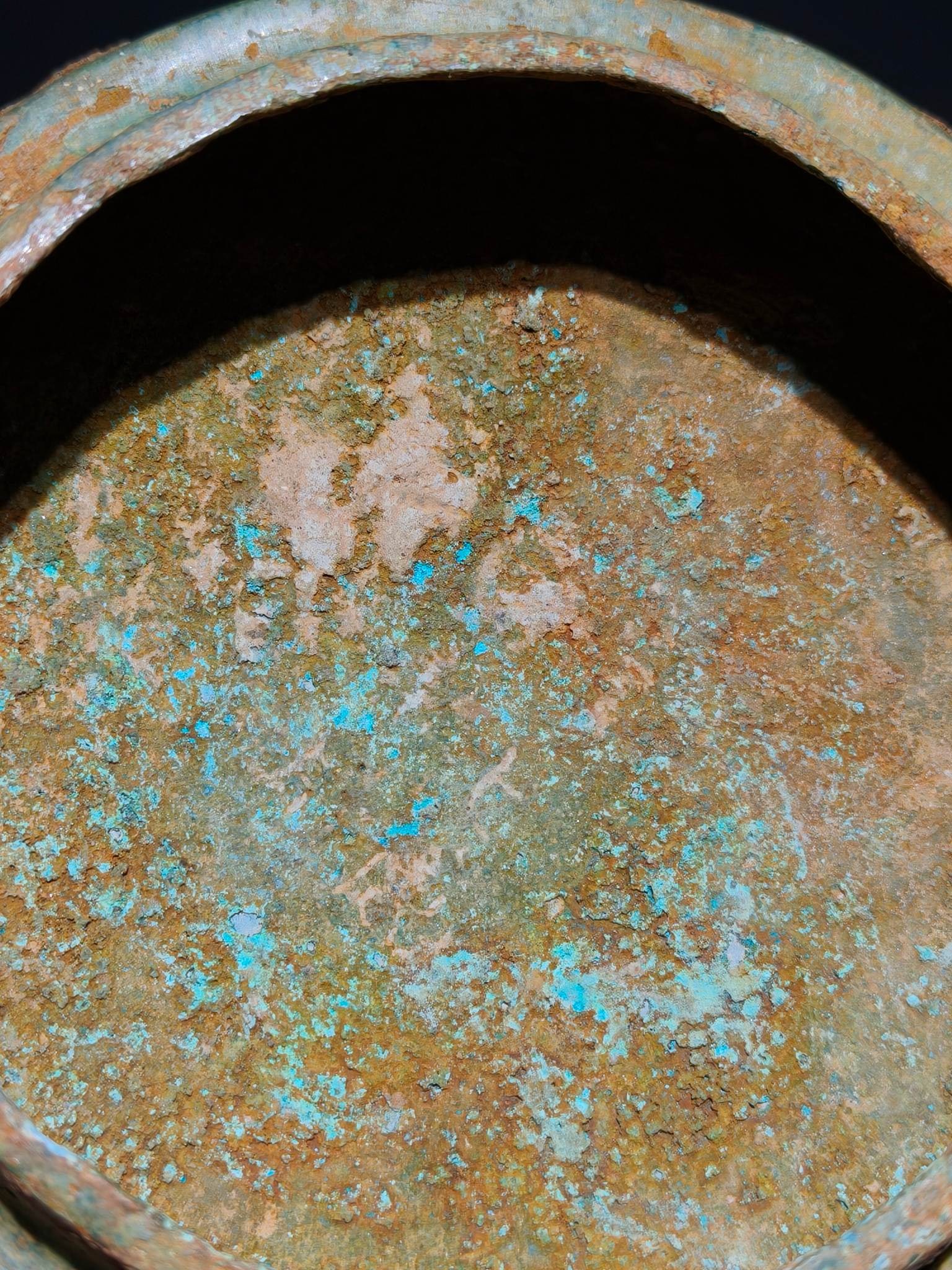 An Archaic Bronze Feather Pattern Beast-Ears Pot - 8