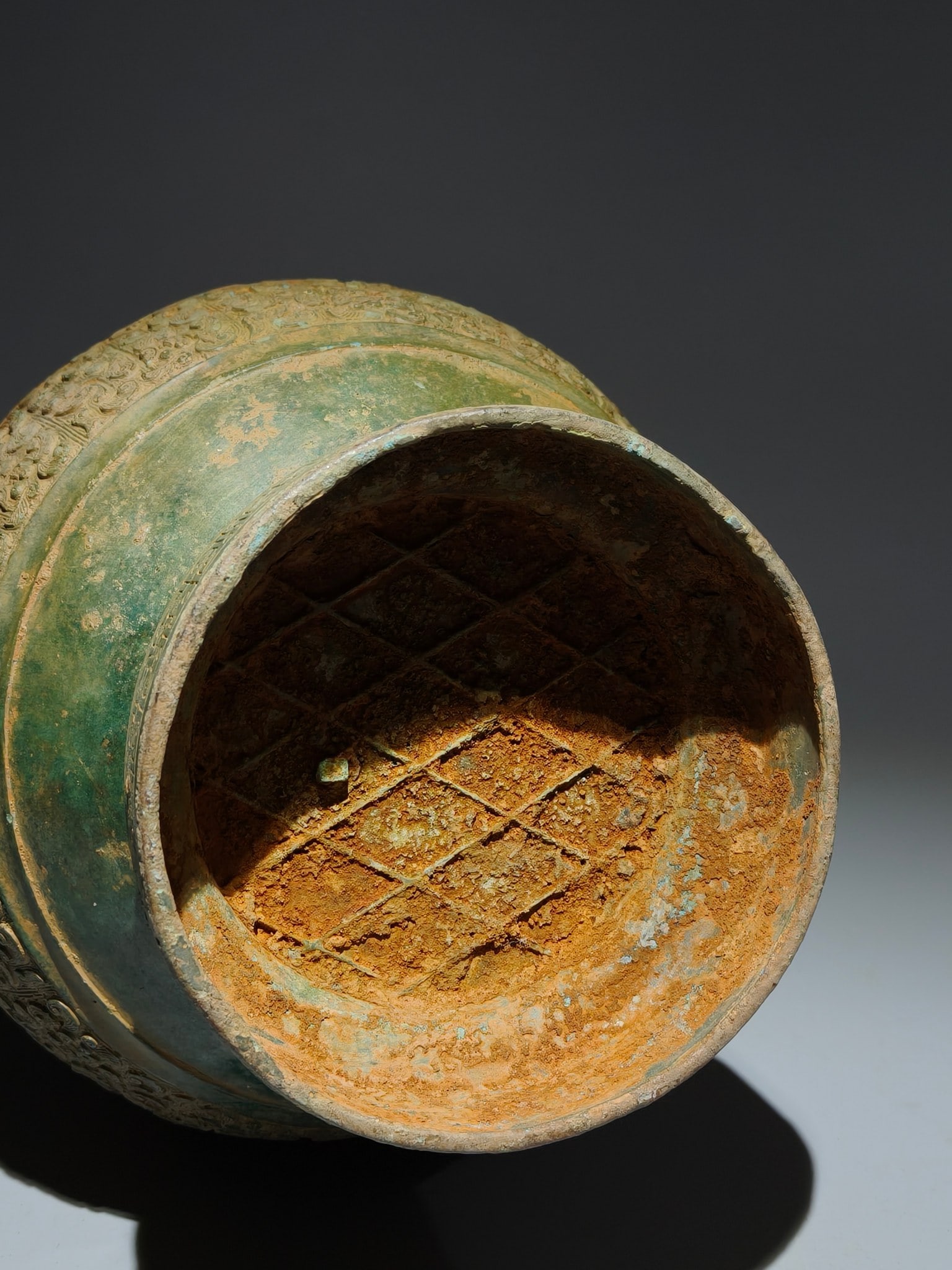 An Archaic Bronze Feather Pattern Beast-Ears Pot - 9